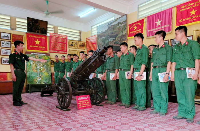  Chiến sĩ tham quan học tập truyền thống Lữ đoàn Pháo binh 675. Ảnh: THANH HƯƠNG