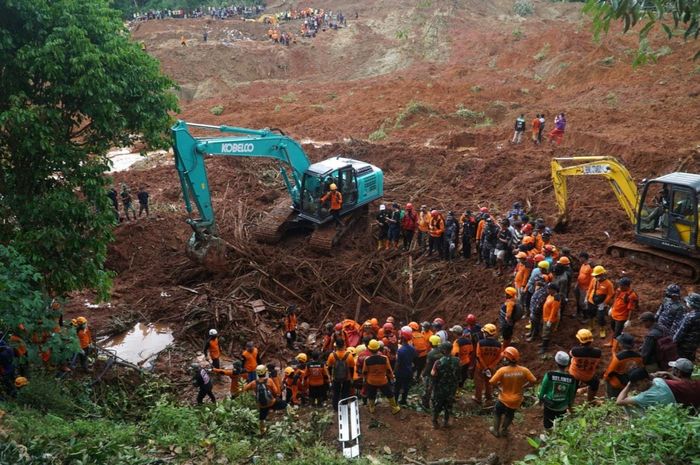Các thành viên cứu hộ tìm kiếm nạn nhân tại hiện trường vụ lở đất vào ngày 13/11 tại Trung Java, Indonesia. Ảnh: @chinadaily / X