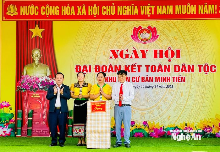 Đồng chí Nguyễn Văn Đệ - Ủy viên Ban Thường vụ Tỉnh ủy, Phó Chủ tịch UBND tỉnh tặng quà cho bản Minh Tiến, xã Quỳ Châu. Ảnh: PV