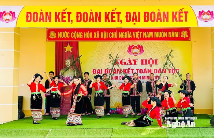 Chương trình văn nghệ chào mừng ngày hội Đại đoàn kết toàn dân tộc mang đậm bản sắc dân tộc của đồng bào dân tộc Thái bản Minh Tiến, xã Quỳ Châu. Ảnh: PV