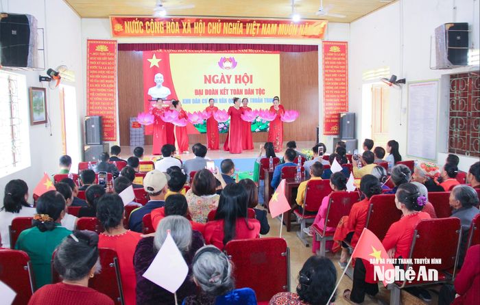 Quang cảnh ngày hội Đại đoàn kết toàn dân cư tại xóm Văn Quang, xã Thuần Trung. Ảnh: Mai Hoa