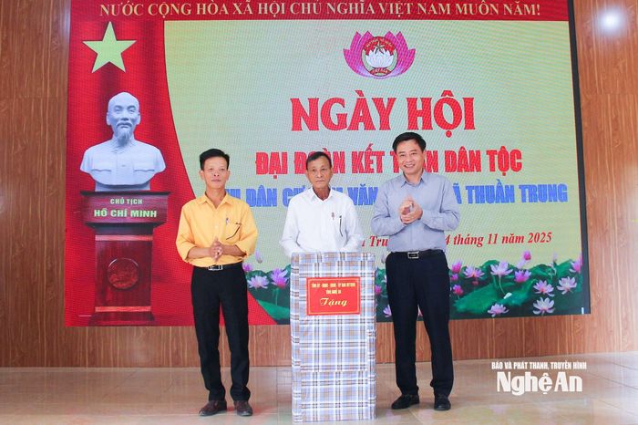 Đồng chí Hồ Lê Ngọc - Ủy viên Ban Thường vụ, Trưởng ban Nội chính Tỉnh ủy trao tặng quà cho xóm Văn Quang, xã Thuần Trung. Ảnh: Mai Hoa