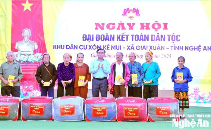 Đồng chí Ngọc Kim Nam - Ủy viên Ban Thường vụ, Trưởng ban Tuyên giáo và Dân vận Tỉnh ủy trao quà cho các hộ dân hoàn cảnh khó khăn tại xóm Kẻ Mui, xã Giai Xuân. Ảnh: Bông Mai