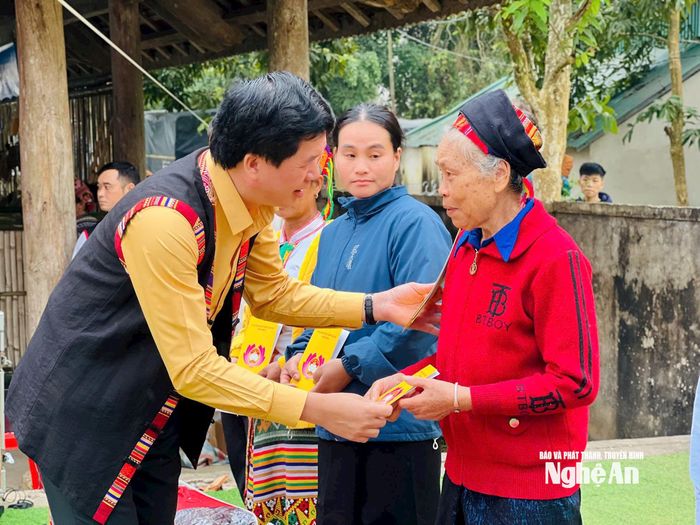 Đồng chí Nguyễn Đình Hùng trao quà cho người dân bản Tông, xã Bình Chuẩn.