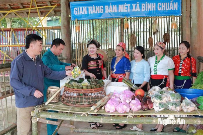 Gian hàng sản phẩm địa phương tại ngày hội Đại đoàn kết toàn dân tộc tại xã Bình Chuẩn. Ảnh: CSCC