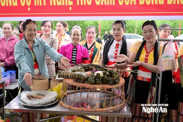 Gian hàng giới thiệu các sản phẩm địa phương tại ngày hội Đại đoàn kết ở xã Nghĩa Đồng. Ảnh: CSCC