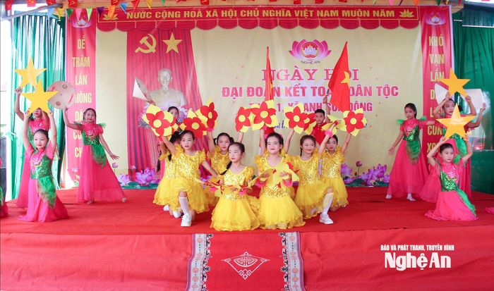 Tiết mục văn nghệ của các cháu thiếu niên, nhi đồng thôn 1, xã Anh Sơn Đông tại ngày hội. Ảnh: Mai Hoa