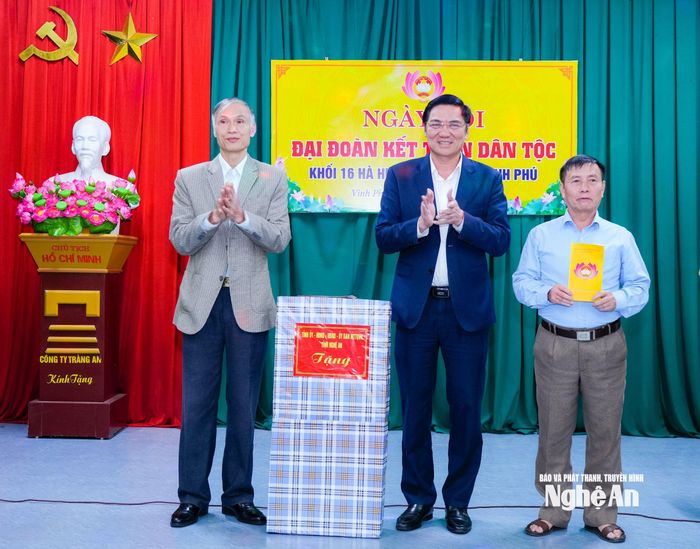 Đồng chí Hoàng Nghĩa Hiếu - Phó Bí thư Thường trực Tỉnh ủy, Chủ tịch HĐND tỉnh tặng quà cho khối 16, phường Vinh Phú. Ảnh: T.L