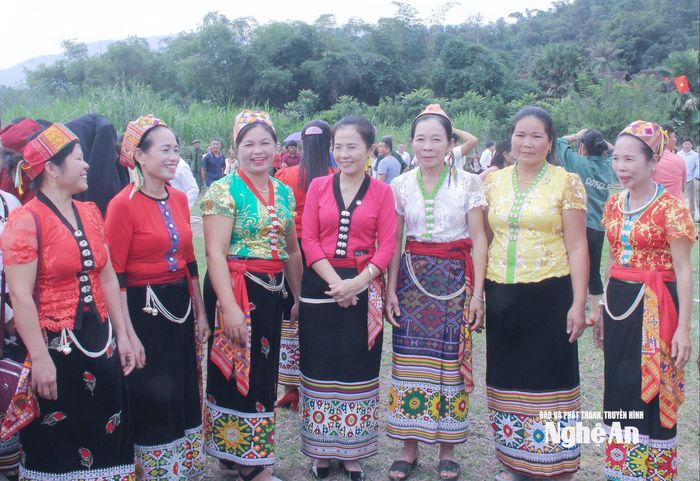 Đồng chí Võ Thị Minh Sinh - Phó Bí thư Tỉnh ủy, Chủ tịch Ủy ban MTTQ Việt Nam tỉnh, Trưởng Đoàn đại biểu Quốc hội tỉnh Nghệ An trao đổi với đồng bào dân tộc thiểu số xã Con Cuông. Ảnh: Mai Hoa