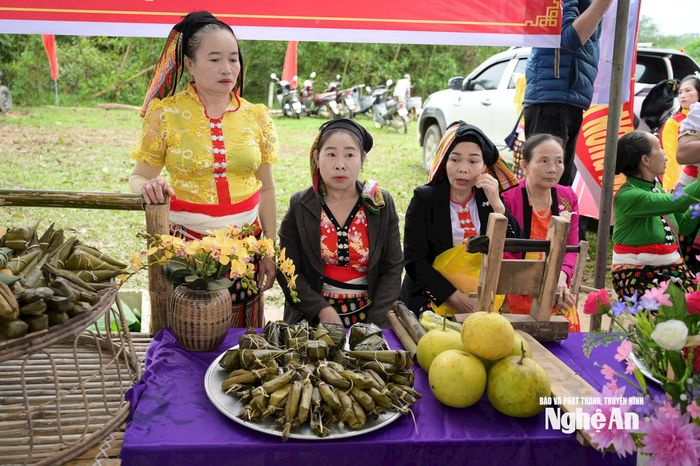 Gian hàng giới thiệu các sản phẩm địa phương tại ngày hội Đại đoàn kết ở xã Nghĩa Đồng. Ảnh: CSCC