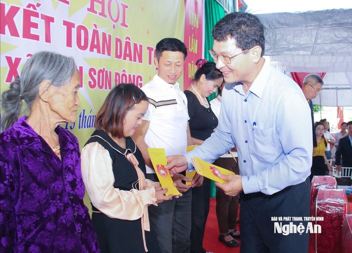 Đồng chí Phạm Trọng Hoàng - Ủy viên Ban Thường vụ, Trưởng ban Tổ chức Tỉnh ủy tặng quà cho các hộ có hoàn cảnh đặc biệt khó khăn tại thôn 1, xã Anh Sơn Đông. Ảnh: Mai Hoa