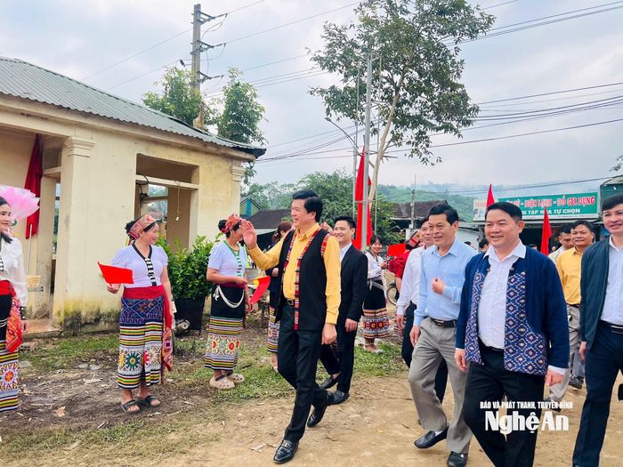 Đồng chí Nguyễn Đình Hùng - Ủy viên Ban Thường vụ Tỉnh ủy, Phó Chủ tịch Thường trực Ủy ban MTTQ Việt Nam tỉnh tham dự ngày hội Đại đoàn kết toàn dân tộc tại bản Tông, xã Bình Chuẩn.