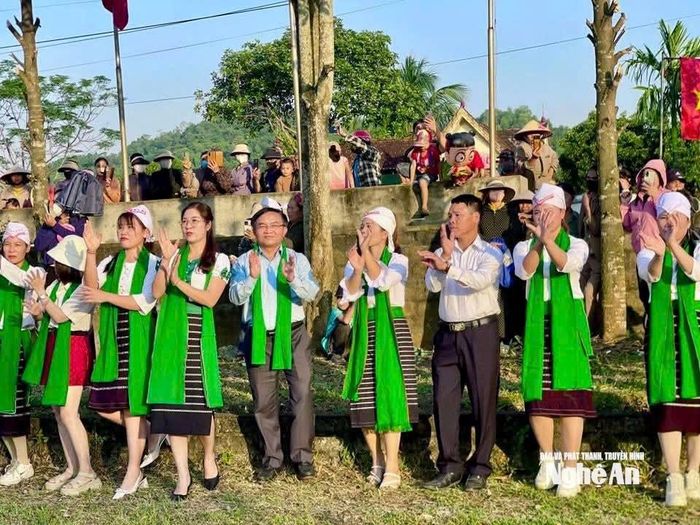 Đồng chí Ngọc Kim Nam - Ủy viên BTV Tỉnh ủy, Trưởng ban Tuyên giáo và Dân vận Tỉnh Ủy chung vui ngày hội cùng với bà con nhân dân xóm Kẻ Mui, xã Giai Xuân. Ảnh: CSCC
