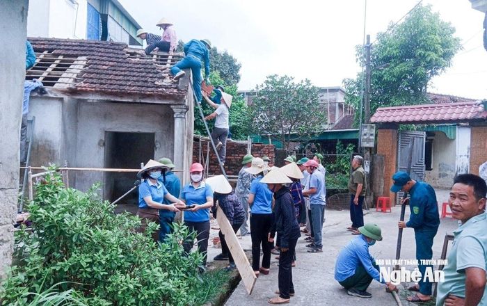 Xã Hưng Nguyên Nam huy động cán bộ, công chức và nhân dân hỗ trợ làm nhà cho gia đình có hoàn cảnh khó khăn. Ảnh: Mai Hoa