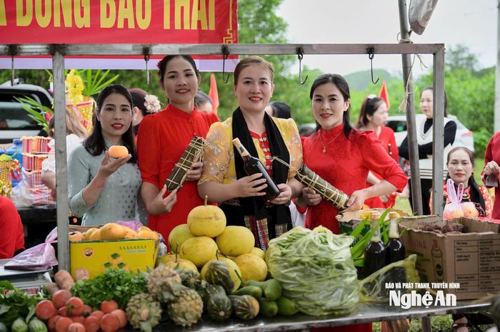 Gian hàng giới thiệu các sản phẩm địa phương tại ngày hội Đại đoàn kết ở xã Nghĩa Đồng. Ảnh: CSCC