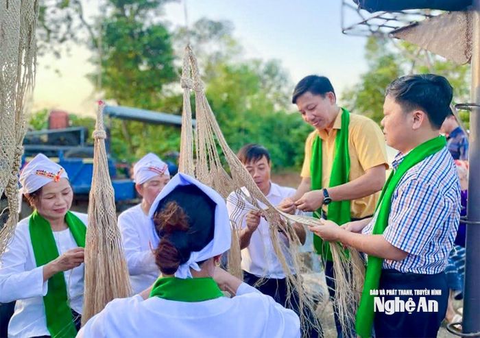 Chị em đồng bào Thổ, xóm Kẻ Mui, xã Giai Xuân trình diễn kỹ năng đan võng gai tại ngày hội Đại đoàn kết toàn dân tộc năm 2025. Ảnh: CSCC