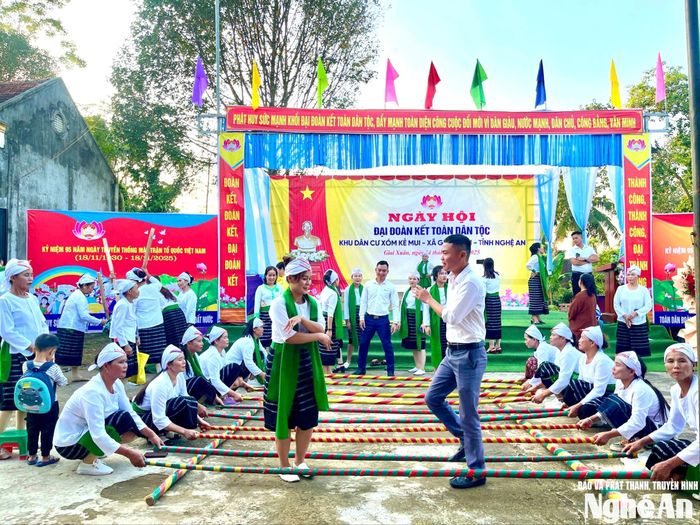 Người dân xóm Kẻ Mui, xã Giai Xuân biểu diễn nhảy sạp. Ảnh: Bông Mai