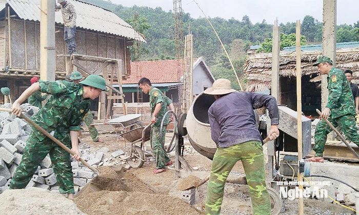 Xã Châu Khê huy động các lực lượng hỗ trợ làm nhà cho hộ có hoàn cảnh đặc biệt khó khăn trên địa bàn. Ảnh: Mai Hoa