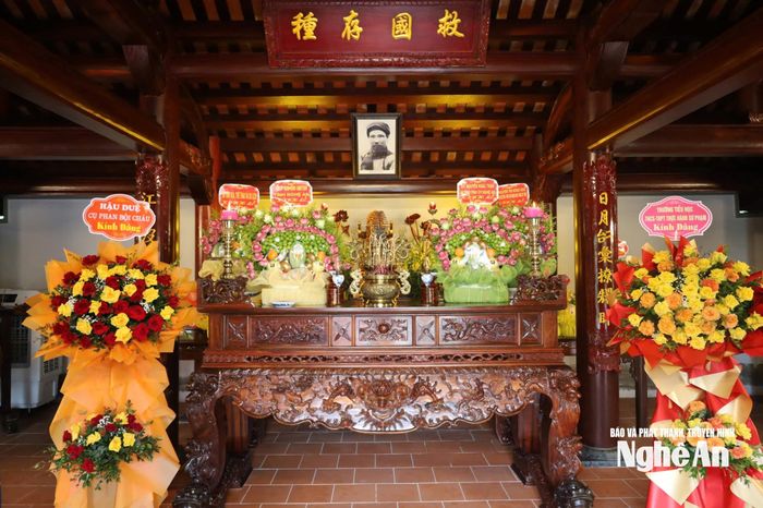 Bàn thờ chí sĩ yêu nước Phan Bội Châu. Ảnh: Minh Quân