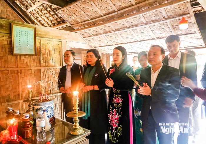 Các đại biểu dâng hương tại Nhà Lưu niệm cụ Phan Bội Châu. Ảnh: Công Nam
