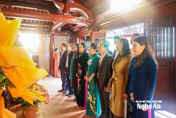 Các đại biểu tưởng niệm nhà chí sĩ yêu nước Phan Bội Châu. Ảnh: Công Nam