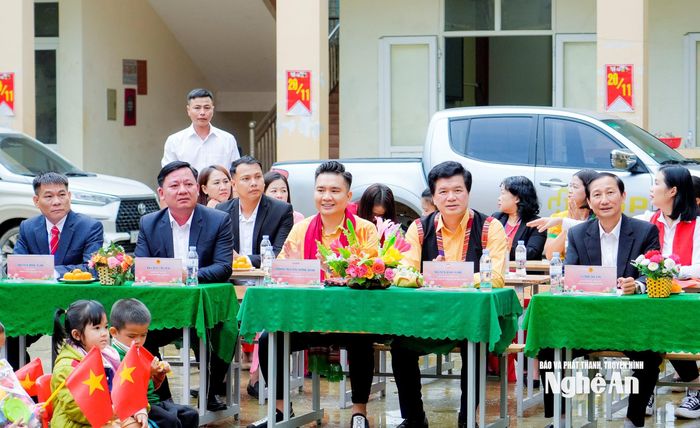 Các đại biểu tham dự lễ khởi công. Ảnh: Phạm Bằng