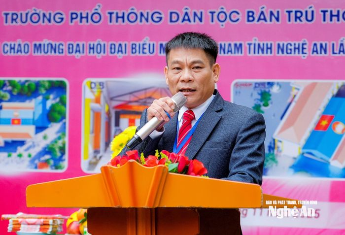 Thầy giáo Nguyễn Ngọc Tuấn - Hiệu trưởng Trường Phổ thông DTBT THCS Yên Thắng phát biểu tại buổi lễ. Ảnh: Phạm Bằng