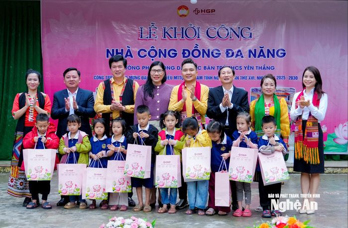 Lãnh đạo Ủy ban MTTQ tỉnh, xã Yên Hòa, nhà tài trợ trao tặng quà cho các em học sinh. Ảnh: Phạm Bằng