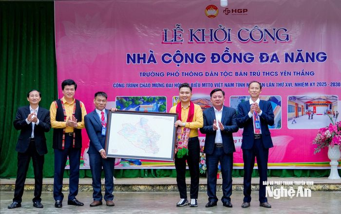 Lãnh đạo các đơn vị tặng quà cho Trường Phổ thông DTBT THCS Yên Thắng. Ảnh: Phạm Bằng