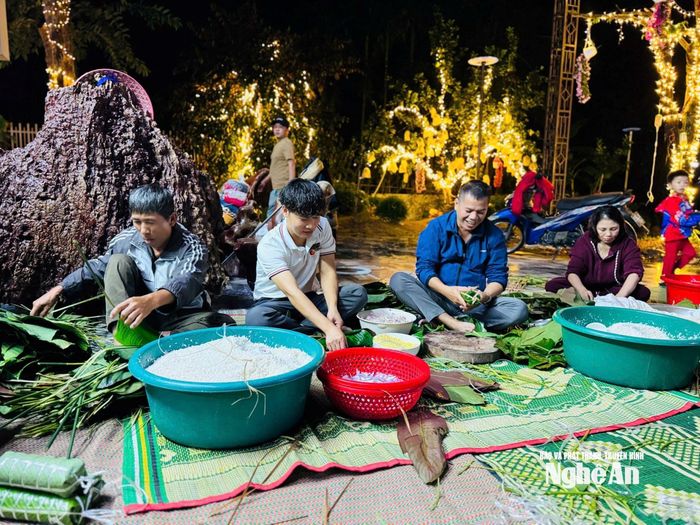 Anh Thuyết (thứ 2 từ phải qua) cùng nhóm thiện nguyện gói bánh chưng gửi bà con vùng lũ. Ảnh: CSCC