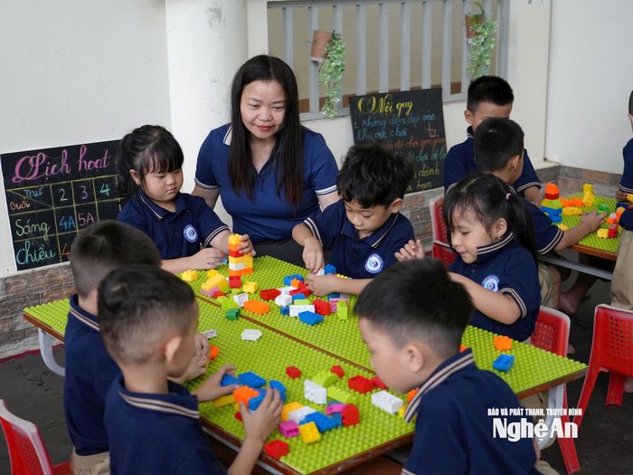 Cô và trò Trường Mầm non Hưng Hòa, phường Trường Vinh. Ảnh: Mỹ Hà