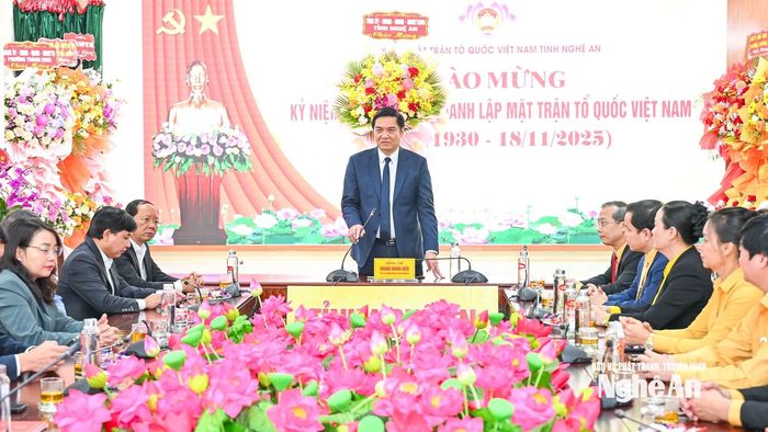 Phó Bí thư Thường trực Tỉnh ủy chúc mừng Ủy ban MTTQ Việt Nam tỉnh nhân ngày truyền thống. Ảnh: Thành Cường