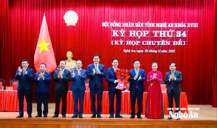 Các đồng chí Thường trực Tỉnh ủy, HĐND tỉnh và UBND tỉnh tặng hoa chúc mừng đồng chí Võ Trọng Hải được bầu giữ chức Chủ tịch UBND tỉnh Nghệ An. Ảnh: Thành Duy