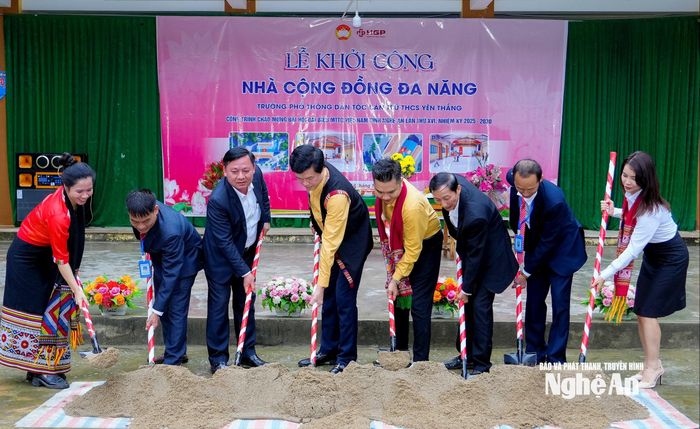 Lãnh đạo Ủy ban MTTQ tỉnh, xã Yên Hòa, nhà tài trợ và nhà trường thực hiện nghi thức khởi công. Ảnh: Phạm Bằng