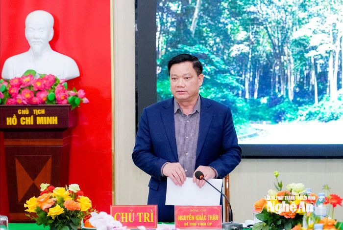 Bí thư Tỉnh ủy Nguyễn Khắc Thận kết luận buổi làm việc. Ảnh: Phạm Bằng