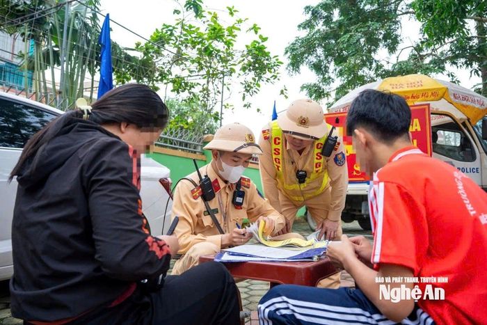Đối với lỗi giao xe cho người không đủ điều kiện, lực lượng chức năng phối hợp với người giao xe để xử lý. Ảnh tư liệu: N.Đ