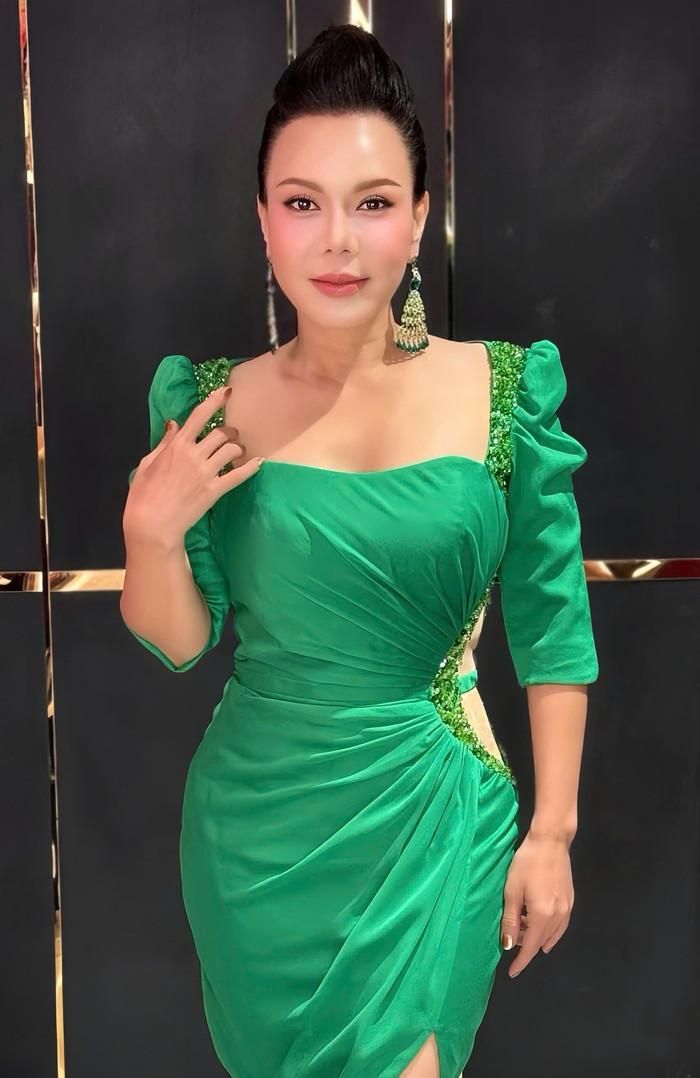 Nghệ sĩ Việt Hương thường hướng tới tông màu rực rỡ nhưng vẫn dễ chịu như xanh lá cây, hồng fuchsia, hồng phấn, nâu đỏ hoặc trắng ngọc trai, giúp tôn làn da châu Á và tạo cảm giác tươi trẻ. Ảnh: FBNV