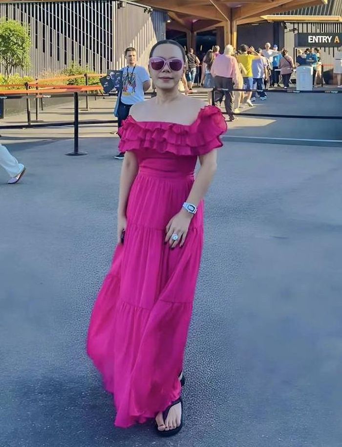 Những outfit này thường được hoàn thiện bằng giày mule gót thấp hoặc sandal quai hậu đế bằng, mang đến sự thoải mái cho các hoạt động chụp hình, du lịch. Việt Hương khéo léo dùng dây rút eo hoặc nơ satin nhỏ để nhấn nhẹ vòng 2, biến những chiếc váy đơn giản thành điểm nhấn quyến rũ mà không lộ liễu. Ảnh: FBNV