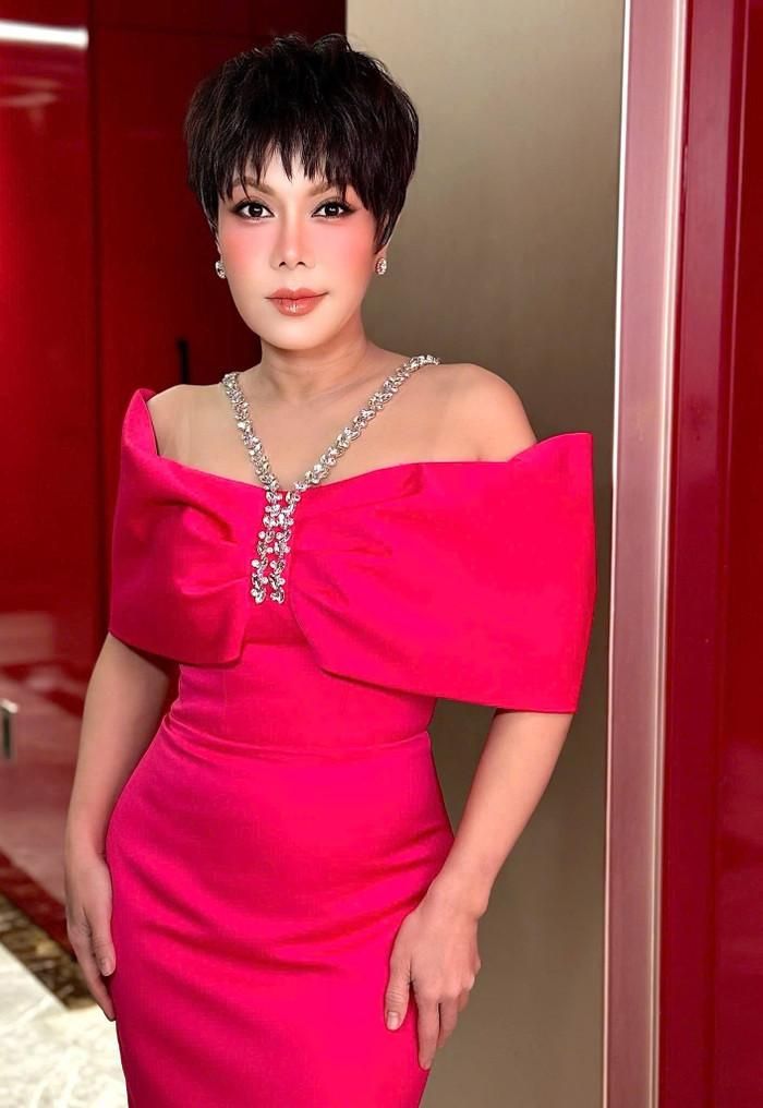 Những lựa chọn này không chỉ giúp nữ nghệ sĩ tự tin di chuyển mà còn khuyến khích phụ nữ trung niên thử nghiệm, biến mỗi ngày thành cơ hội thể hiện phong cách cá nhân mà không gò bó. Ảnh: FBNV