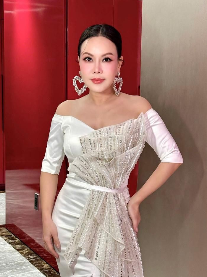 Nhìn chung, gu thời trang tuổi 48 của Việt Hương đại diện cho sự tiến hóa đầy tự tin trong phong cách Việt đương đại: quyến rũ được kiểm soát tinh tế, thanh lịch với chút gợi cảm, và luôn ưu tiên sự thoải mái. Ảnh: FBNV