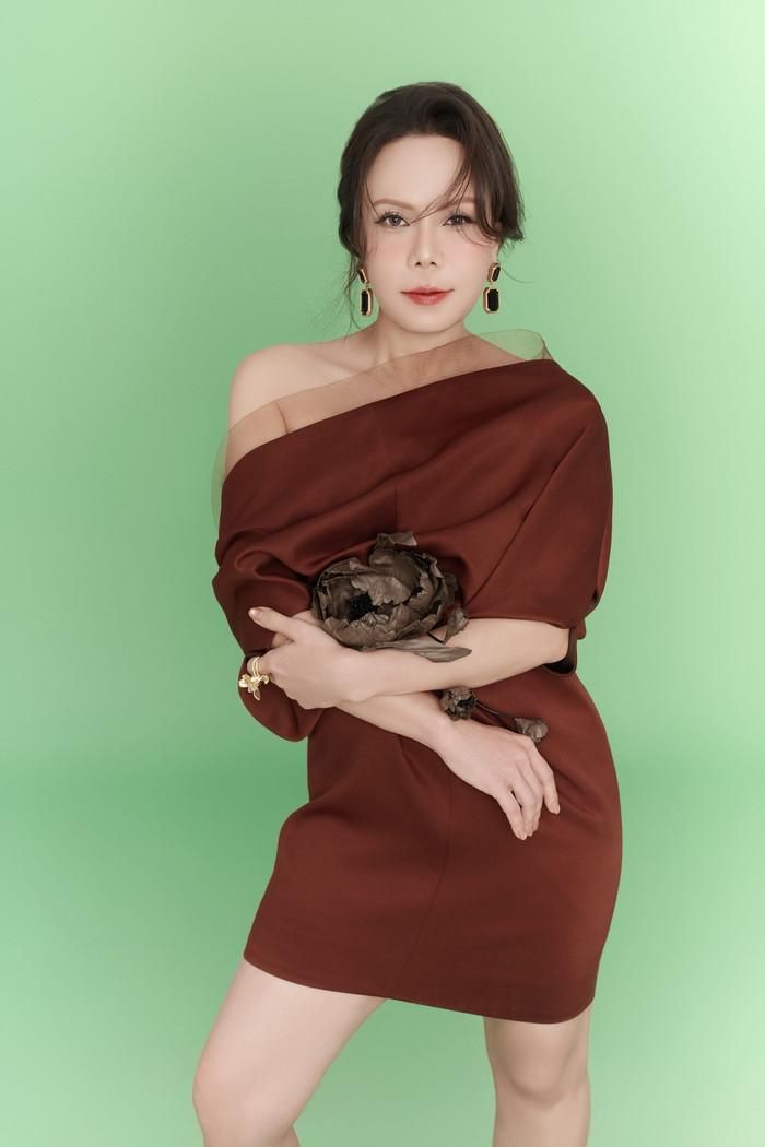 Với cách phối đồ linh hoạt xoay quanh off-shoulder, Việt Hương tiếp tục là nguồn cảm hứng cho việc kết hợp các món đồ cơ bản thành outfit ấn tượng, phù hợp với nhịp sống hiện đại của phụ nữ Việt ở độ tuổi chín muồi. Ảnh: FBNV