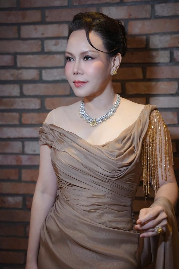 Phụ kiện đóng vai trò quan trọng nhưng được giữ ở mức tối giản: khuyên tai, vòng cổ và nhẫn kim cương lớn, kính râm oversized hoặc vòng tay mảnh là đủ để điểm xuyết mà không làm rối mắt outfit chính. Ảnh: FBNV