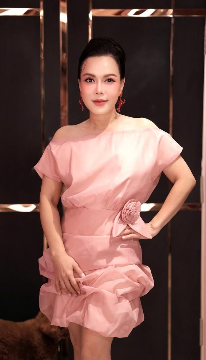 Ngoài ra, cách phối đồ của Việt Hương luôn nhấn mạnh sự cân bằng: không quá hở hang nhưng đủ gợi cảm, với các chi tiết như bèo nhún vai, nơ buộc eo hoặc sequin viền tay để thêm nét nữ tính. Ảnh: FBNV