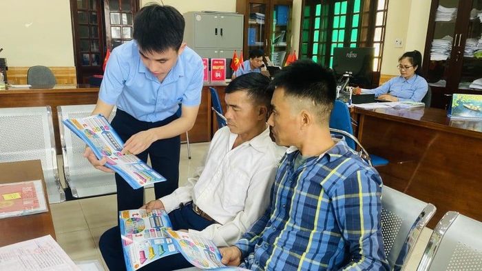 Hướng dẫn người dân nộp hồ sơ qua mạng. Ảnh: Quang Ninh Media Group