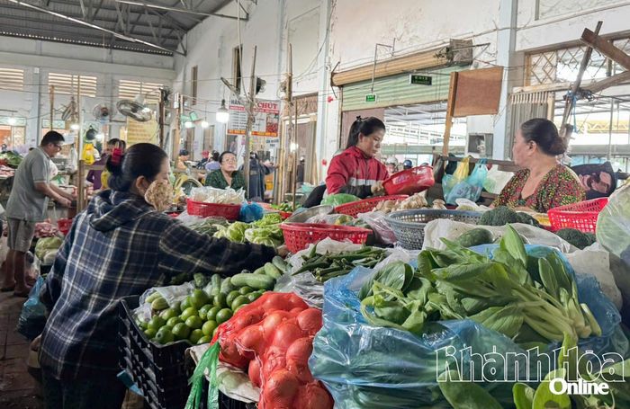 Các loại rau củ quả tại chợ Phước Mỹ tăng nhẹ vì ảnh hưởng mưa lũ.
