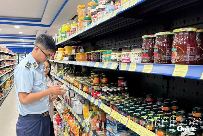 Cán bộ Đội Quản lý thị trường số 1 kiểm tra hàng hóa tại một cửa hàng ở phường Nha Trang.