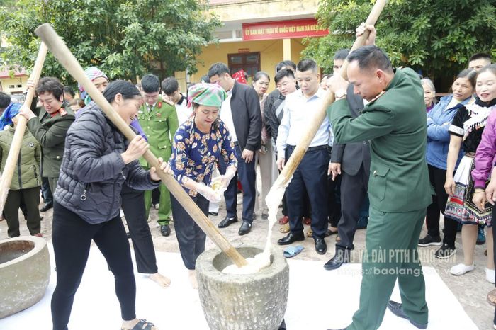 Các đại biểu và người dân tham gia giã bánh dày tại ngày hội đại đoàn kết các dân tộc khu dân cư thôn Nà Lừa, xã Kiên Mộc (Ảnh: Phương Vy)