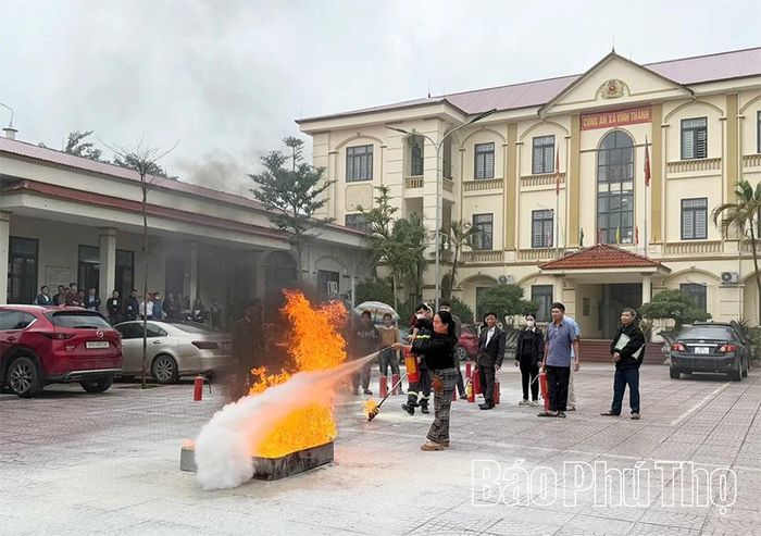 Chủ cơ sở sản xuất, kinh doanh thực tập kỹ năng sử dụng bình chữa cháy.