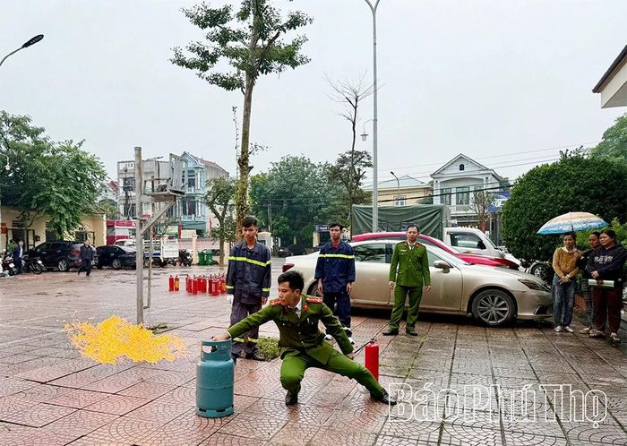 Cán bộ Phòng Cảnh sát PCCC&amp;CNCH Công an tỉnh hướng dẫn kỹ năng sử dụng gas an toàn.