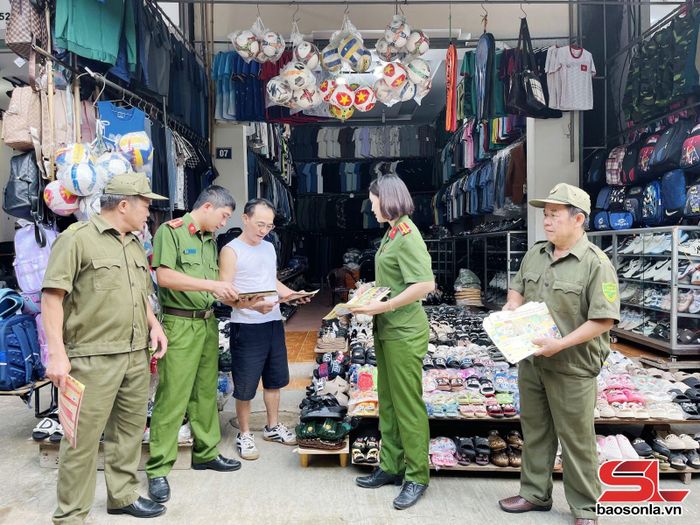 Công an xã Mai Sơn phát tờ rơi về PCCC.